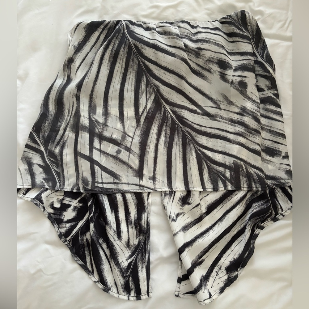 NWT Krisa strapless blouse, grey and white palm print, medium